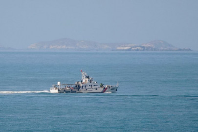 chinese and taiwan navy boats staying close to strait median line   source