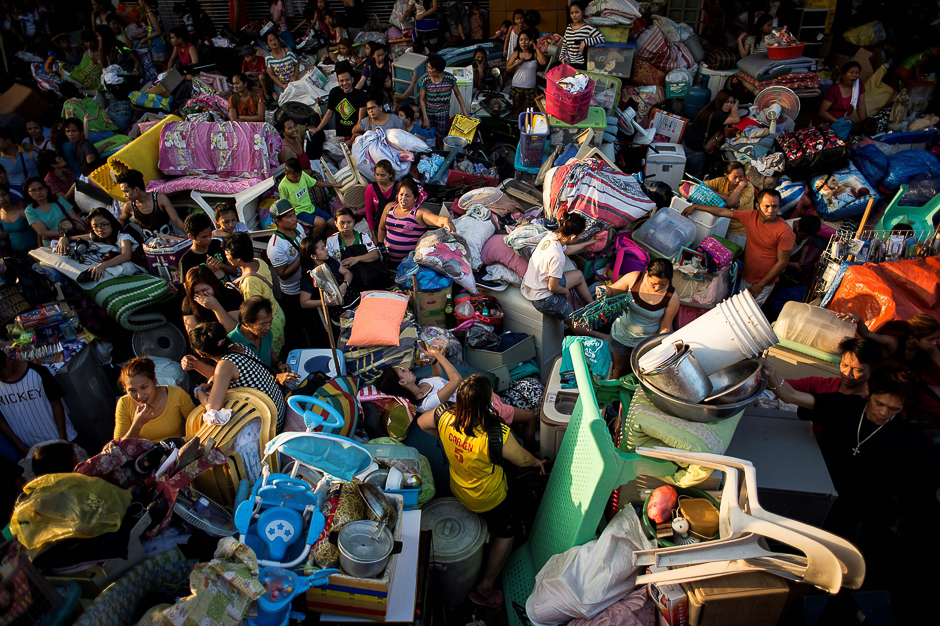 Residents affected by the fire stay along the steet in Manila on February. The fire destroyed 300 houses, affecting 700 families. PHOTO: AFP