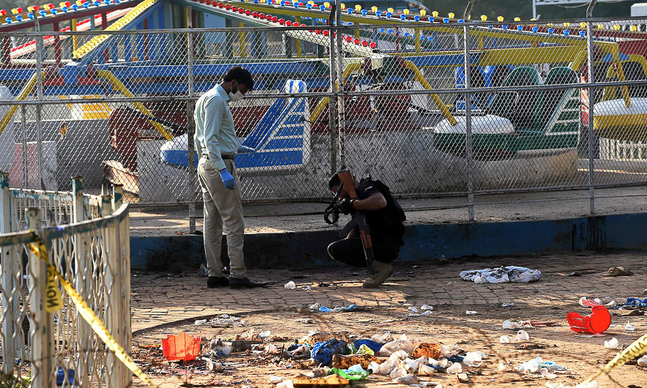 Pakistani security officials collect evidence at the cordoned-off site of the March 27 suicide bombing, in Lahore on March 28, 2016. The toll from a suicide blast in Pakistan's Lahore rose to 69, officials said on March 28, as authorities hunted for the 