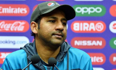 personal na hon sarfaraz ahmed tells off sports journalist for commenting on wife s post