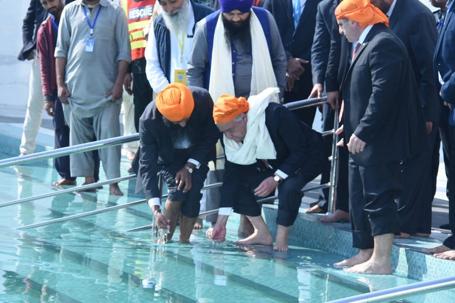 UNSG washes his feet after entering the Gurdwara in Kartarpur. PHOTO: EXPRESS.