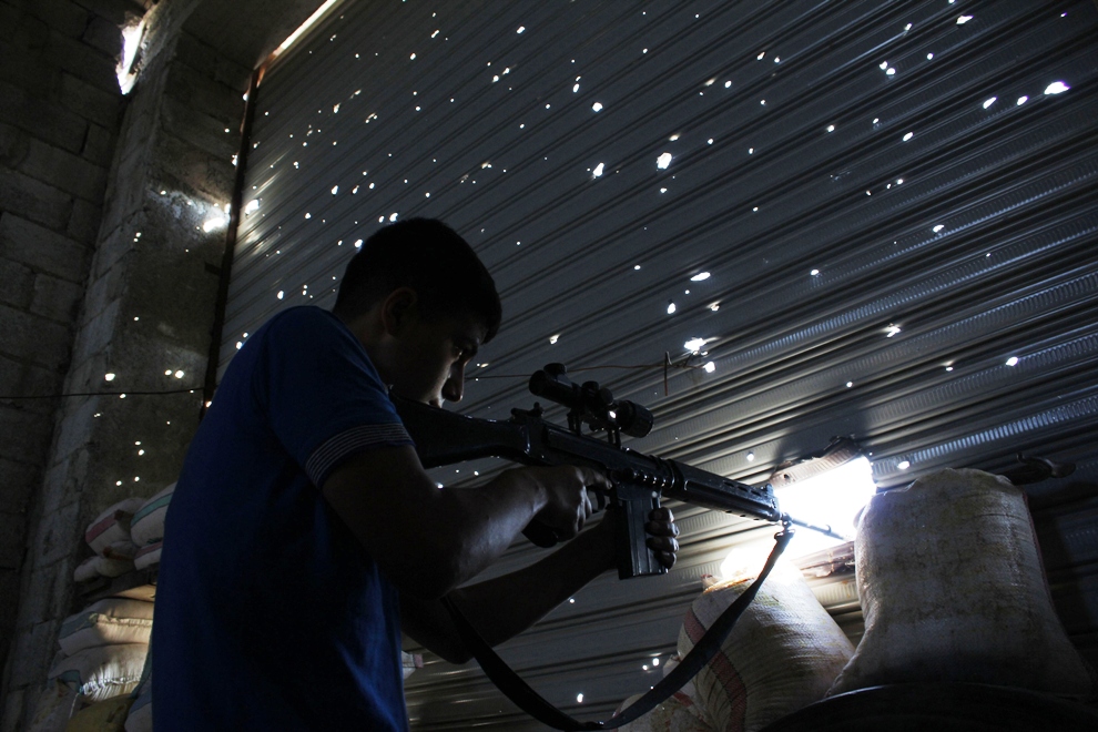 a free syrian army fighter points his weapon as he tries to locate forces loyal to syria 039 s president bashar al assad in ramouseh area in aleppo september 4 2013 photo reuters