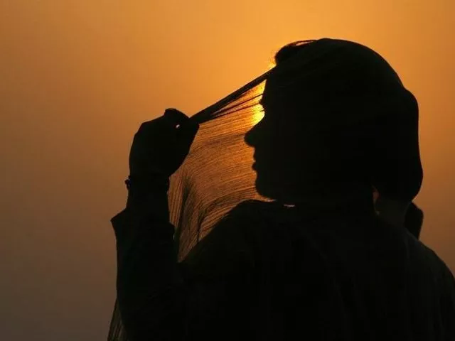 a woman adjusts her scarf as the sun sets over kashmir 039 s dal lake in srinagar july 18 2010 photo reuters a woman adjusts her scarf as the sun sets over kashmir 039 s dal lake in srinagar july 18 2010 photo reuters