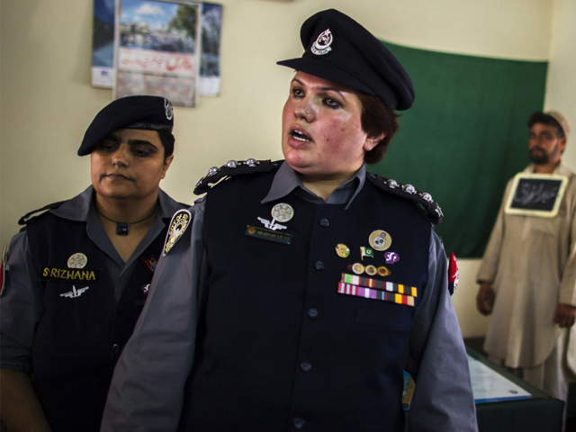 pakistani police inspector shazadi gillani the highest ranking female police officer in pakistan 039 s most conservative province talks to a member of her team at a police station in abbottabad in september photo reuters