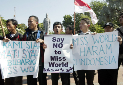 protests force indonesia to moves miss world final to bali