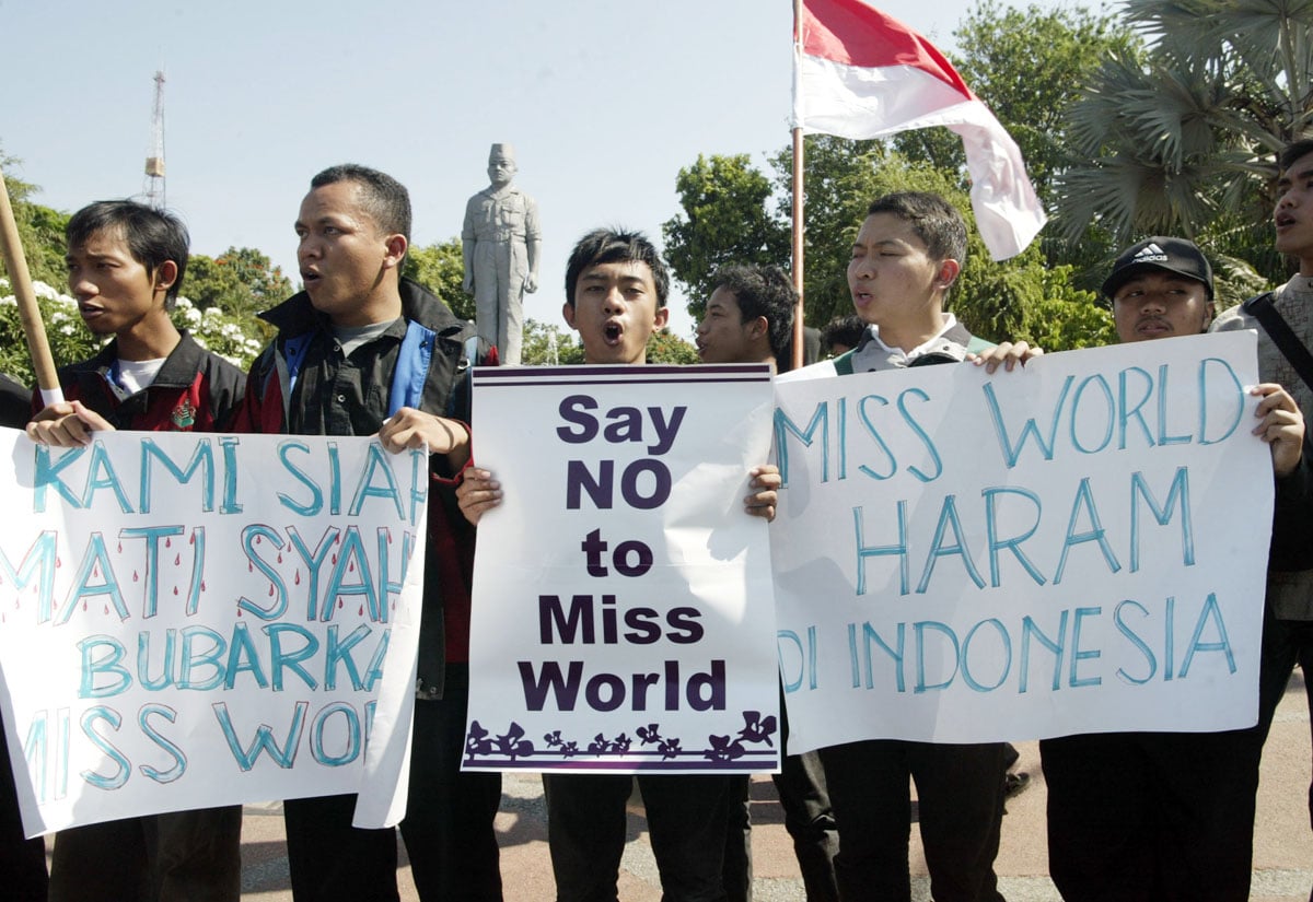 indonesian muslims display posters readings 039 we are ready to die disperse miss world 039 and 039 miss world forbidden in indonesia 039 during a rally in surabaya east java on september 7 2013 photo afp