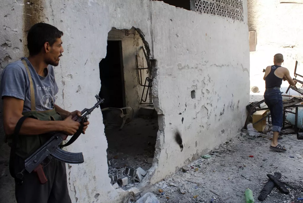 free syrian army fighters take positions in the old city of aleppo september 2 2013 photo reuters free syrian army fighters take positions in the old city of aleppo september 2 2013 photo reuters