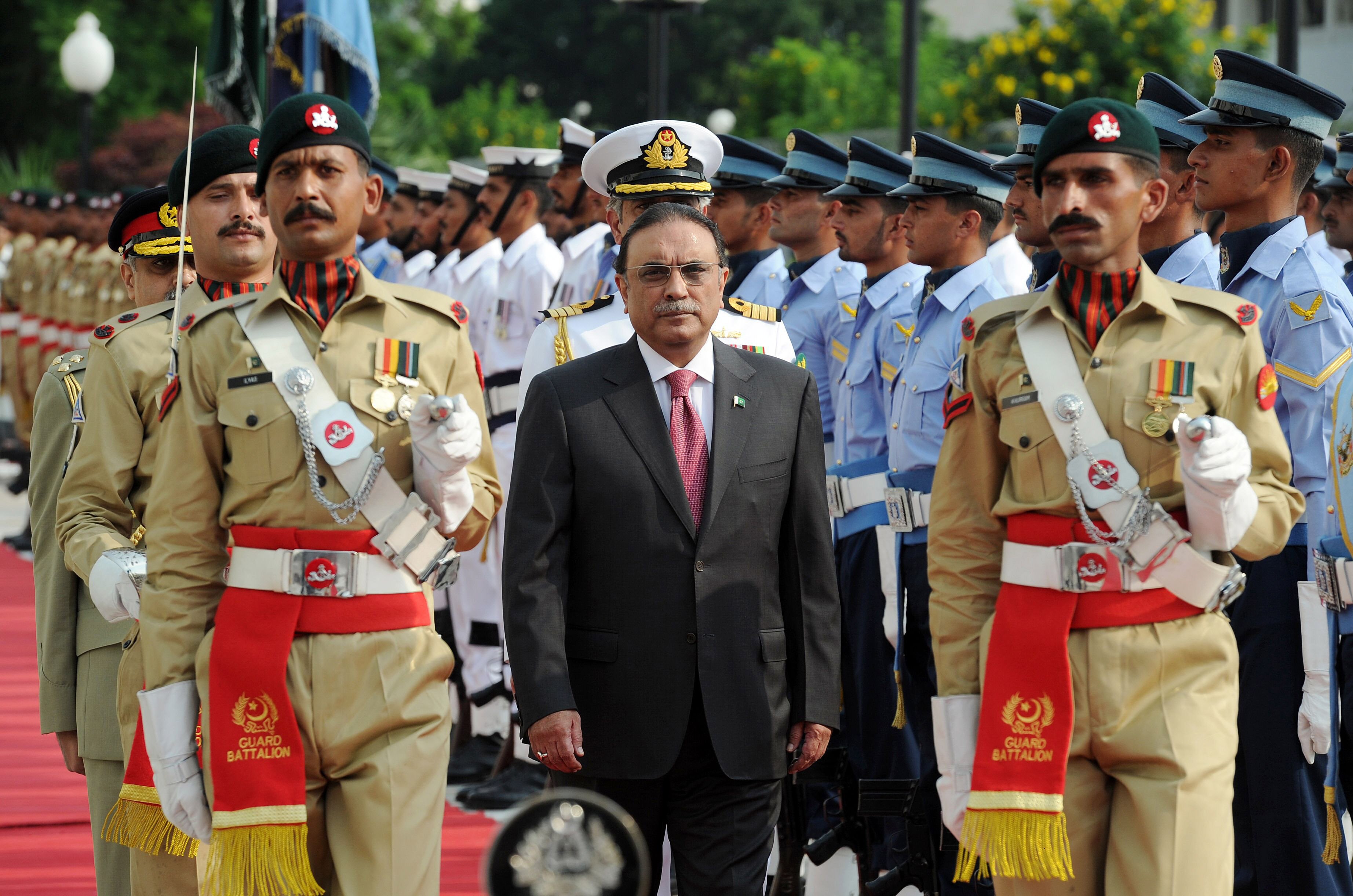 asif zardari inspecting the guard of honour during his farewell ceremony on september 8 2013 photo afp