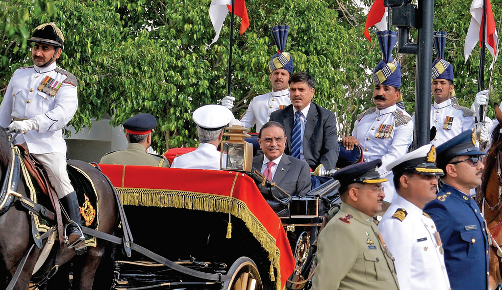 outgoing president asif ali zardari rides a horse drawn carriage escorted by presidential guards as he arrives to receive a guard of honour during his farewell ceremony at the presidency photo afp