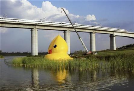 the duck a copy of one designed by dutch artist florentijn hofman