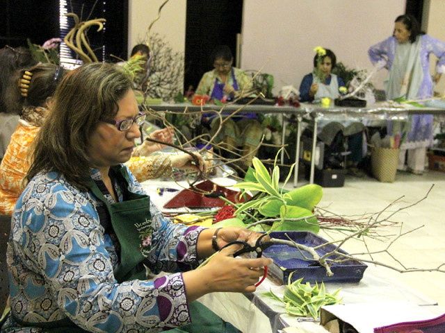 students at the workshop arrange the stems and leaves of the plant according to the guidelines of ikebana photo ayesha mir express students at the workshop arrange the stems and leaves of the plant according to the guidelines of ikebana photo ayesha mir express