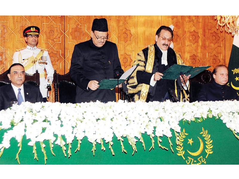 flanked by prime minister nawaz sharif and outgoing president asif ali zardari president mamnoon hussain takes oath from chief justice iftikhar muhammad chaudhry at the aiwan e sadr photo app