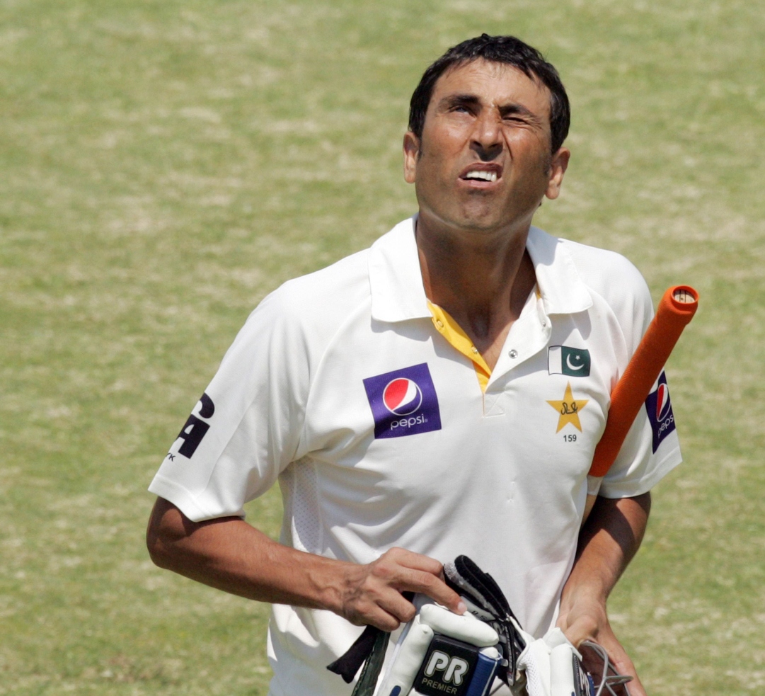 younis khan heads for the lunch break during the third day of the second test match between pakistan and hosts zimbabwe at the harare sports club on september 12 2013 photo afp