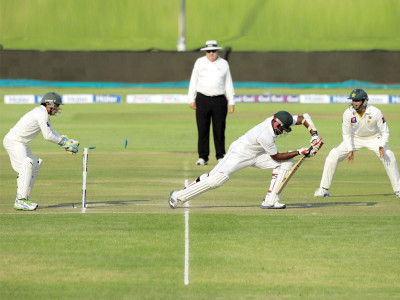 2nd test late strikes give pakistan hope