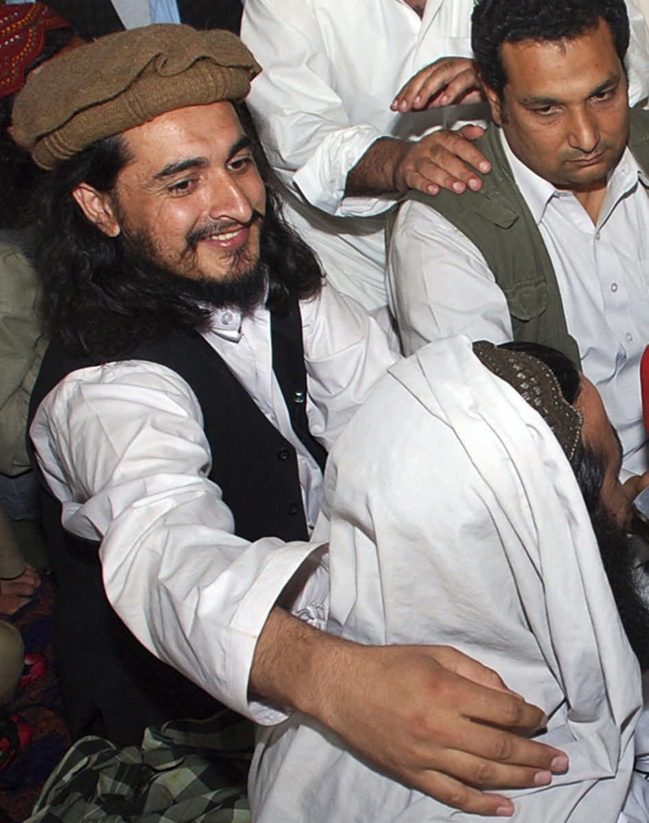 pakistan taliban commander hakimullah mehsud l is seen with his arm around taliban chief baitullah mehsud during a news conference in south waziristan in this may 24 2008 file photo photo reuters