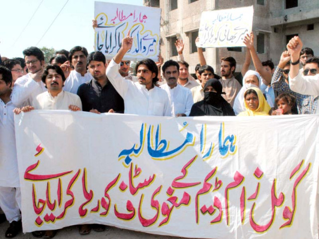 relatives of the kidnapped workers protesting at the peshawar press club photo ppi relatives of the kidnapped workers protesting at the peshawar press club photo ppi
