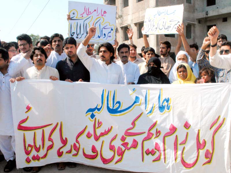 relatives of the kidnapped workers protesting at the peshawar press club photo ppi