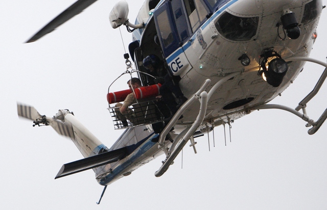 a police helicopter lifts what appears to be a shooting victim up as it hovers over a rooftop on the washington navy yard campus photo reuters