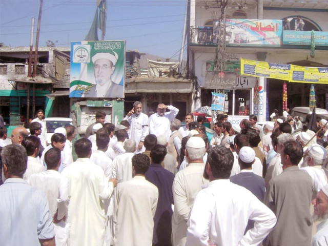 members of the peace committee protested at kanjo chowk against the government s decision to withdraw troops from swat photo online members of the peace committee protested at kanjo chowk against the government s decision to withdraw troops from swat photo online