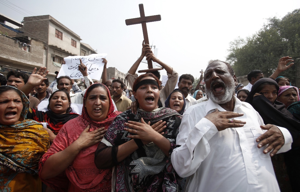 members of the pakistani christian community chant slogans during a protest rally to condemn the peshawar church attack photo reuters