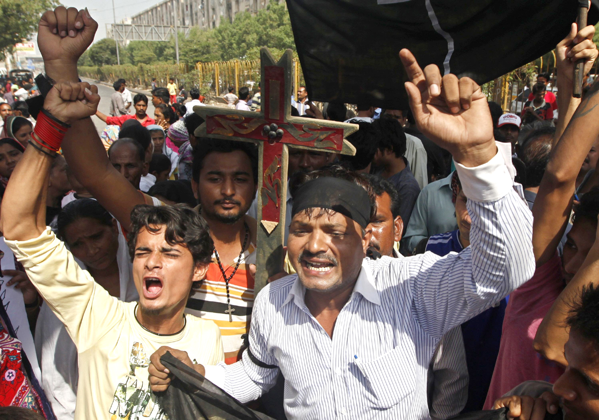 pakistani christians chant slogans during a protest rally to condemn sunday 039 s suicide attack in peshawar on a church in karachi september 23 2013 photo reuters