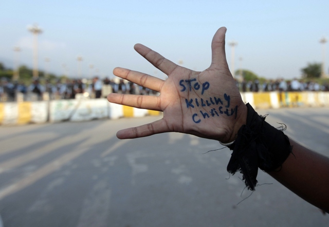 a pakistani christian who took to the streets after the peshawar blast wrote quot stop killing christians quot on his hand photo reuters