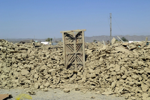 the rubble of a house is seen after it collapsed following the quake in the town of awaran southwestern pakistani province of baluchistan september 25 2013 photo reuters the rubble of a house is seen after it collapsed following the quake in the town of awaran southwestern pakistani province of baluchistan september 25 2013 photo reuters