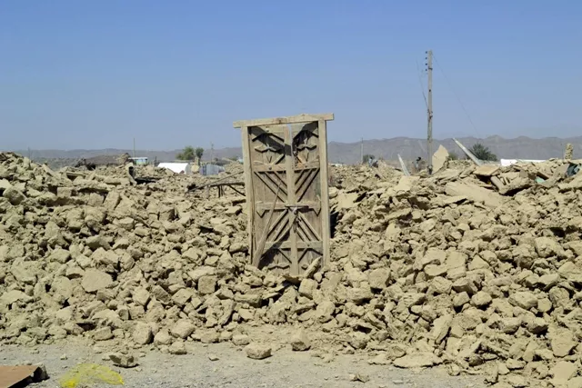 the rubble of a house is seen after it collapsed following the quake in the town of awaran southwestern pakistani province of baluchistan september 25 2013 photo reuters the rubble of a house is seen after it collapsed following the quake in the town of awaran southwestern pakistani province of baluchistan september 25 2013 photo reuters