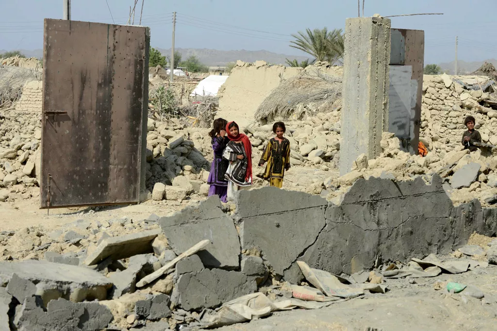 earthquake survivors gather around collapsed mud houses in the dhall bedi peerander area of the earthquake devastated district of awaran on september 27 2013 photo afp earthquake survivors gather around collapsed mud houses in the dhall bedi peerander area of the earthquake devastated district of awaran on september 27 2013 photo afp