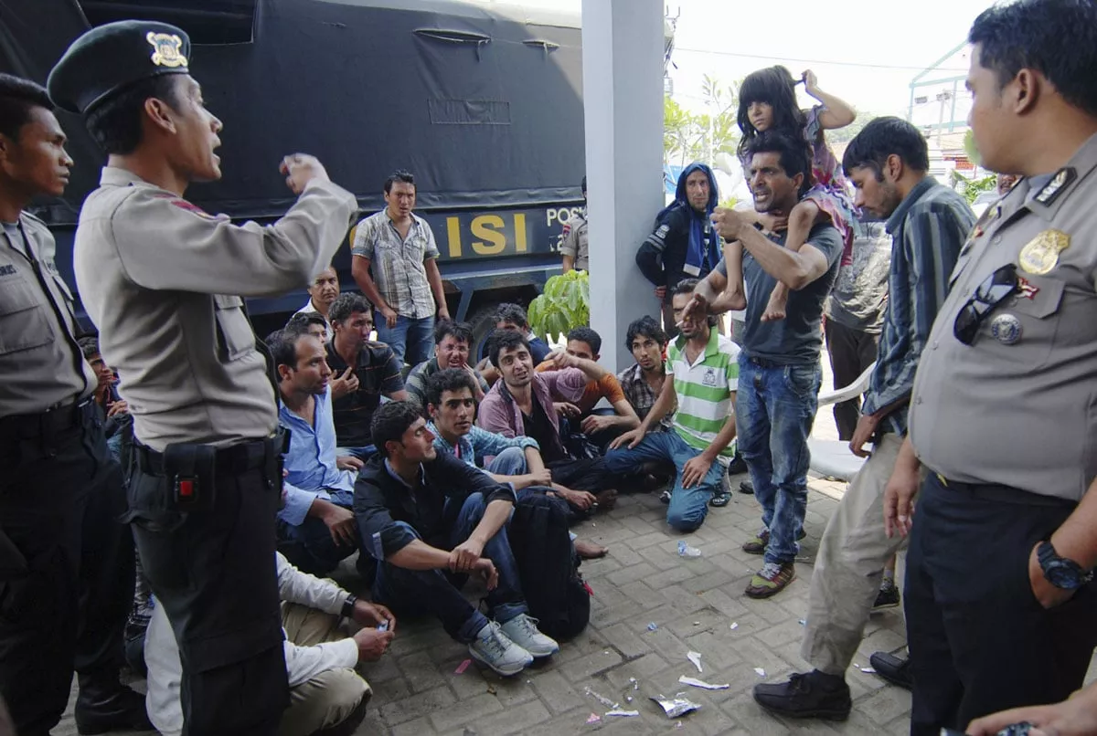 asylum seekers from afghanistan and pakistan argue with indonesian policemen at a temporary shelter in merak indonesia 039 s banten province september 27 2013 photo reuters asylum seekers from afghanistan and pakistan argue with indonesian policemen at a temporary shelter in merak indonesia 039 s banten province september 27 2013 photo reuters