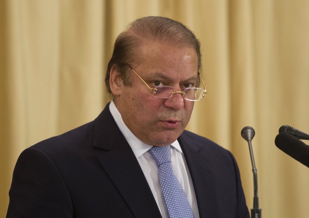 prime minister nawaz sharif is expected to meet with indian prime minister manmohan singh on sunday morning at breakfast photo reuters