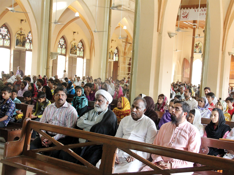 Prayer and resistance: Muslim scholars join Sunday Mass to send a ...