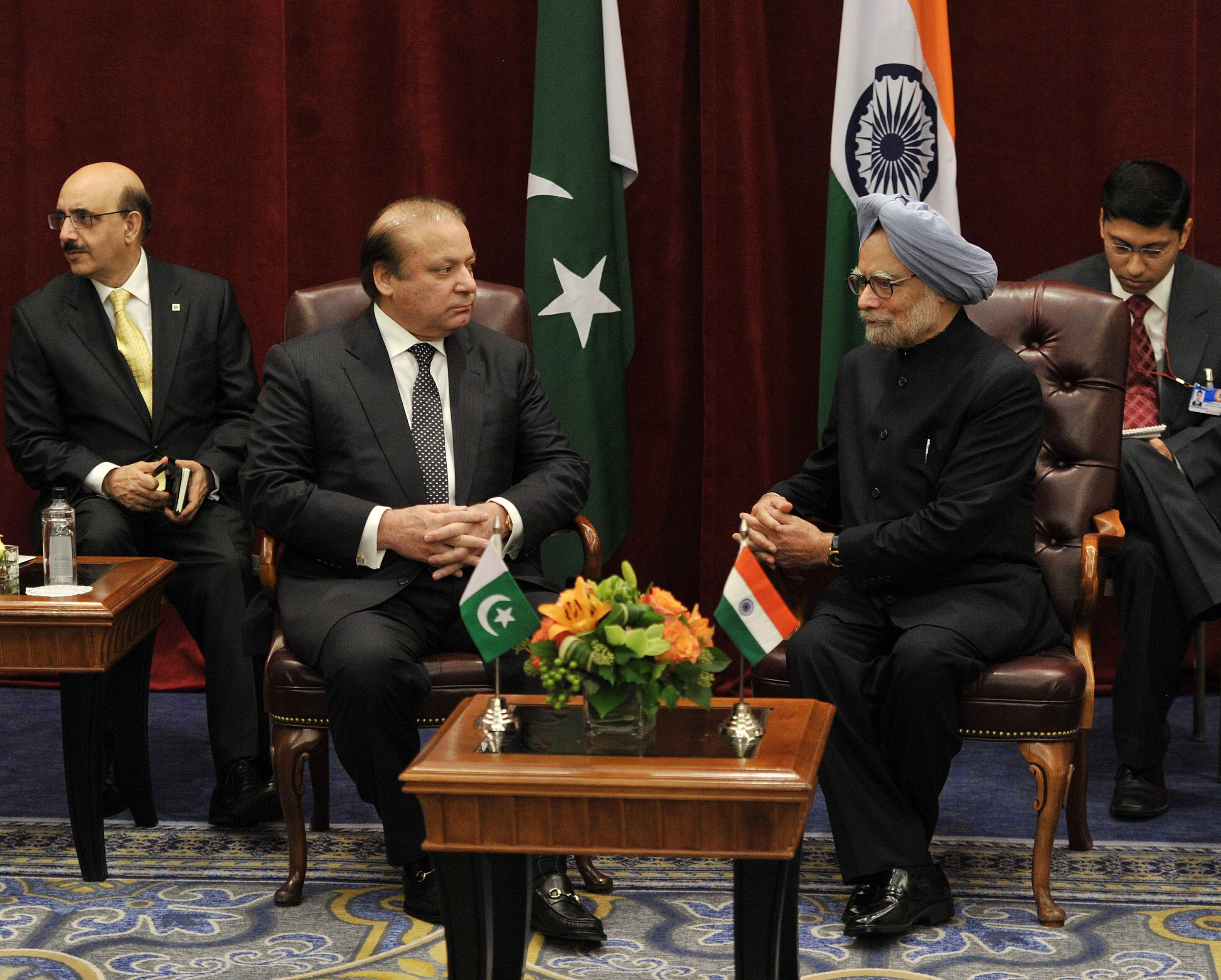 indian prime minister manmohan singh r meets with his pakistani counterpart muhammad nawaz sharif at the new york palace hotel on september 29 2013 photo afp