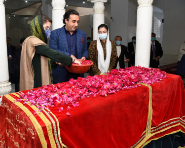 maryam driven to bb s mausoleum by bilawal to pay her respects maryam driven to bb s mausoleum by bilawal to pay her respects