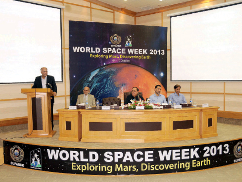 suparco chairperson major general retd ahmed bilal briefs the audience about the discoveries of science at the inaugural ceremony of world space week photo courtesy suparco