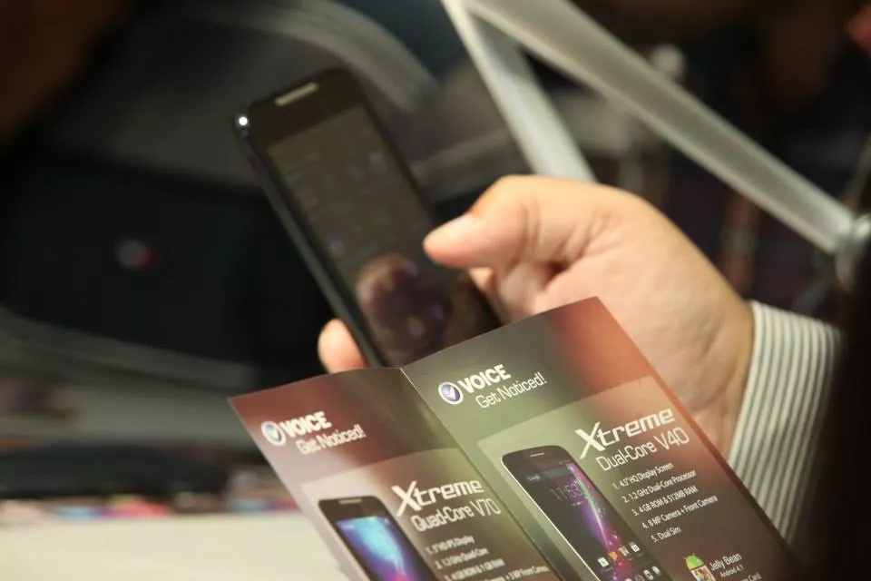 a potential customer browses the new voice xtreme phone during a display in karachi photo publicity a potential customer browses the new voice xtreme phone during a display in karachi photo publicity