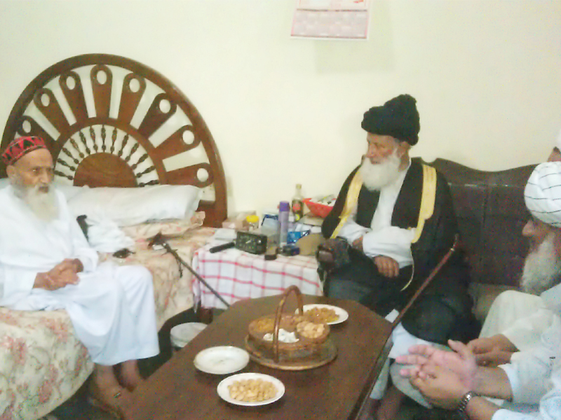 jui f 039 s maulana hamdullah while talking to cii chairman maulana mohammad khan sheerani photo file