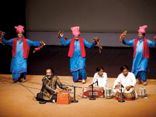 a group of folk dancers from multan opened the show with the seraiki jhoomar ghora raqs horse dance and bhangra a group of folk dancers from multan opened the show with the seraiki jhoomar ghora raqs horse dance and bhangra
