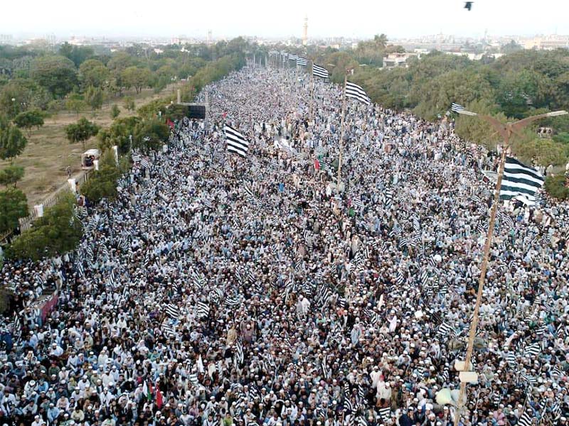 thousands of jui f workers gathered at mazar e quaid from across the city awaiting fazl s address at the party s anti isreal rally photo nni