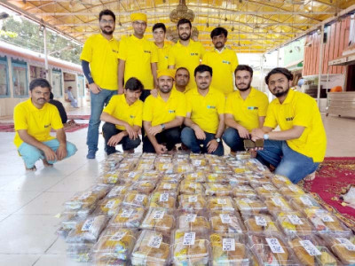 youngsters distribute ration on roti day in karachi