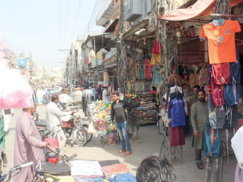 shops on murree road were closed by the authorities in compliance with the weekend lockdown order left but the bara ba zaar carried out business activities in full swing on saturday photos express agha mehroz