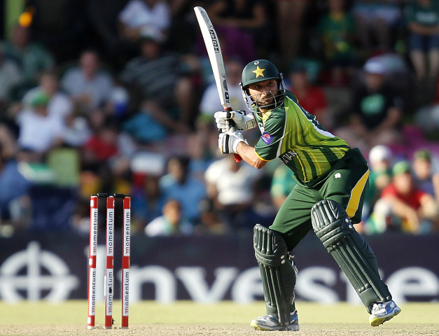 shahid afridi hailed tendulkar who will be retiring after playing his 200th test match photo reuters file shahid afridi hailed tendulkar who will be retiring after playing his 200th test match photo reuters file