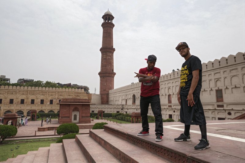 pel zinho l and lilou r stand outside the badshahi mosque in lahore photo redbullbcone com