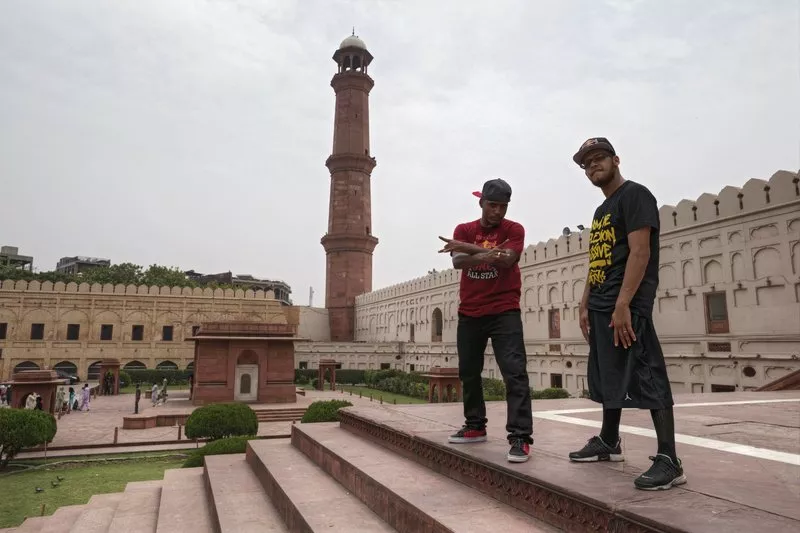 pel zinho l and lilou r stand outside the badshahi mosque in lahore photo redbullbcone com pel zinho l and lilou r stand outside the badshahi mosque in lahore photo redbullbcone com