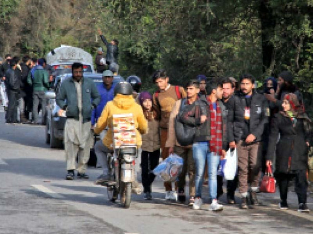 rescue teams of islamabad police assist tourists returning on foot from murree photo express rescue teams of islamabad police assist tourists returning on foot from murree photo express
