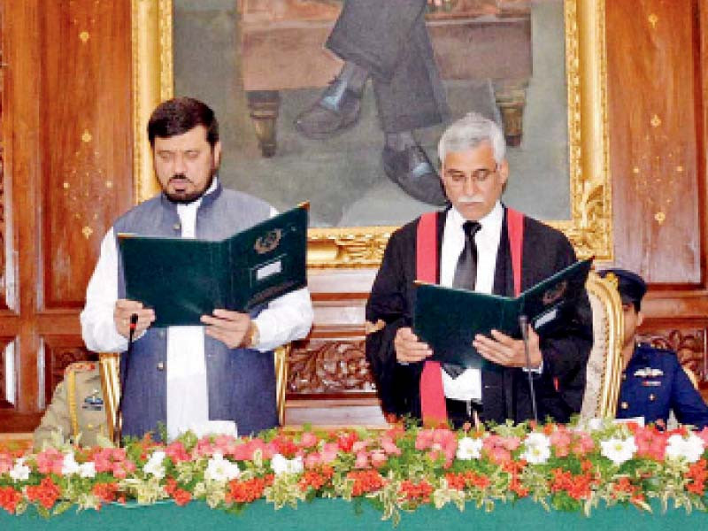 khyber pakhtunkhwa governor haji ghulam ali administers an oath to justice ghulam rooh ul amin khan as chief justice peshawar high court in peshawar photo nni