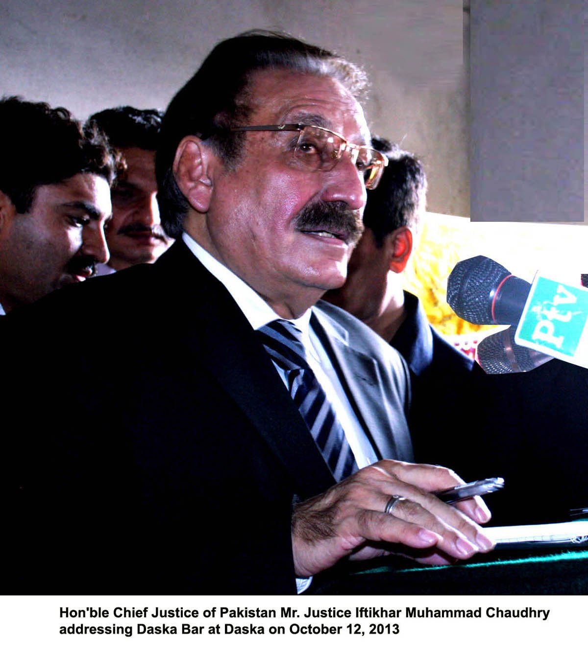 chief justice iftikhar muhammad chaudhry addressing the bar at daska on saturday ahead of his speach at the sialkot bar association photo pid