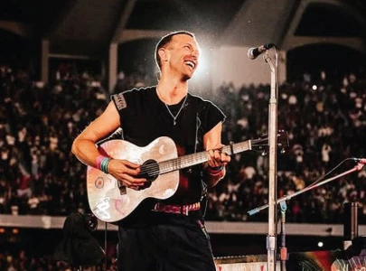 coldplay s chris martin calls pakistani fan onstage coldplay s chris martin calls pakistani fan onstage