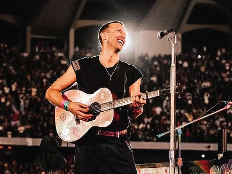 coldplay s chris martin calls pakistani fan onstage coldplay s chris martin calls pakistani fan onstage
