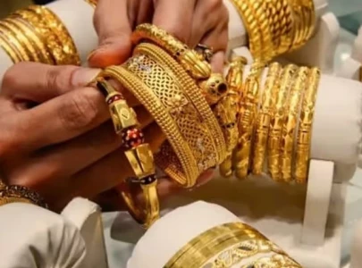 gold dips rs1 200 despite global rebound